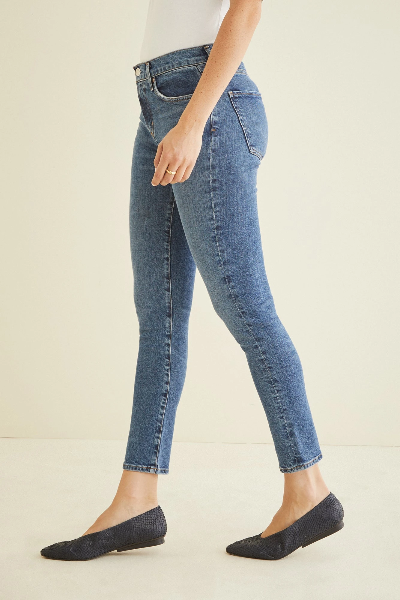 AGOLDE Toni Mid Rise Straight Jean 3 AGOLDE Toni Mid Rise Straight Jean - Image 3